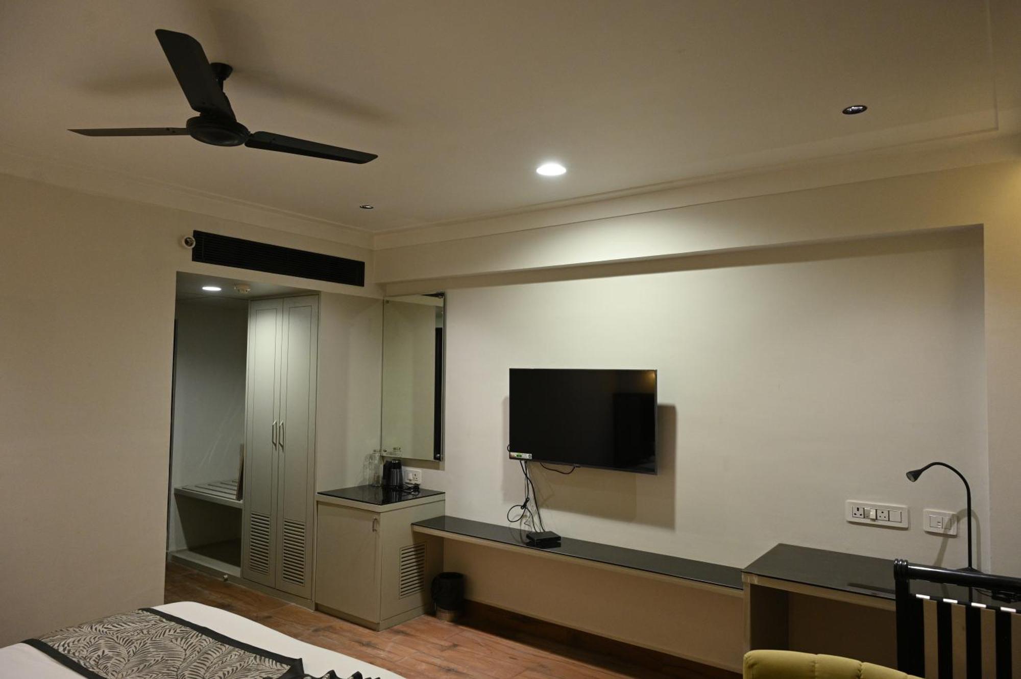 Hotel The Budhil Park 4*