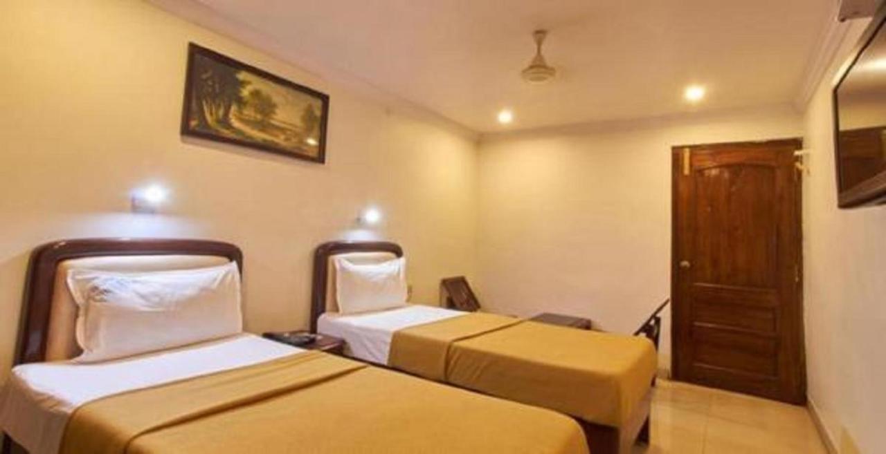 Chandra's Hotel 2*