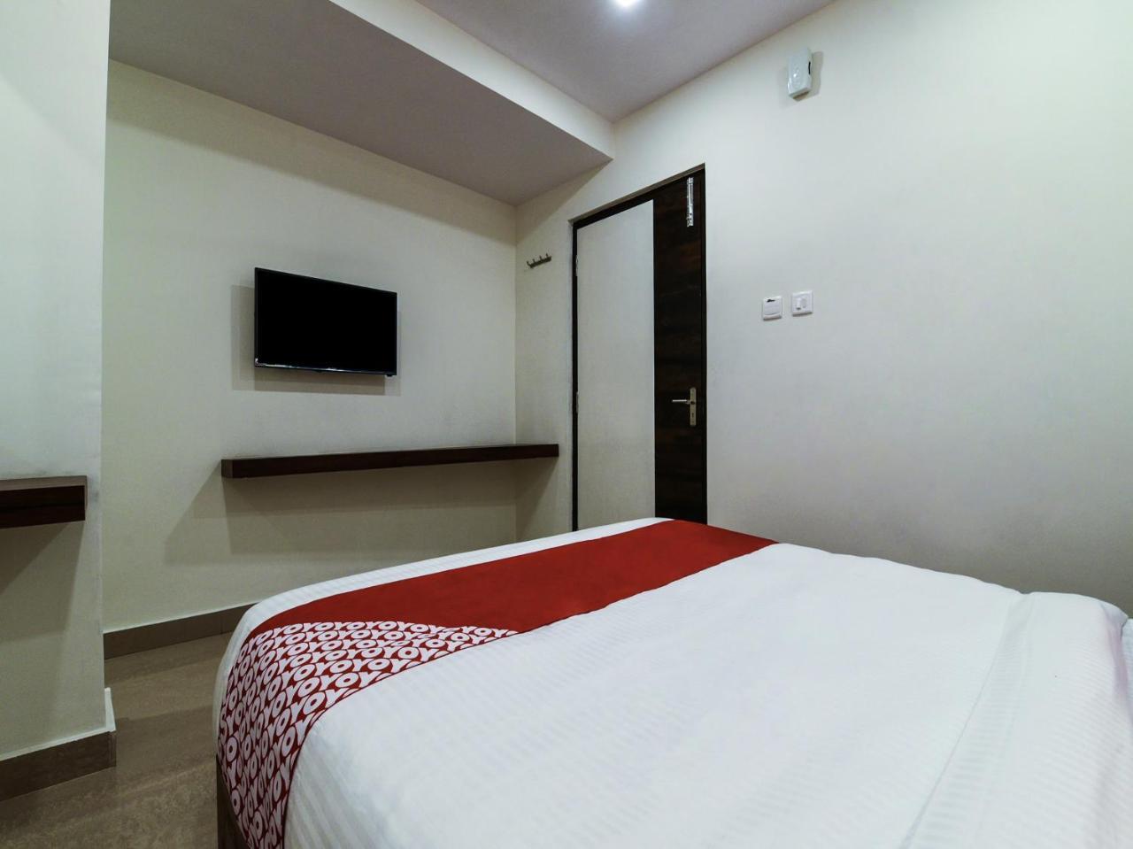 Oyo 12681 Blue Moon Inn Hotel