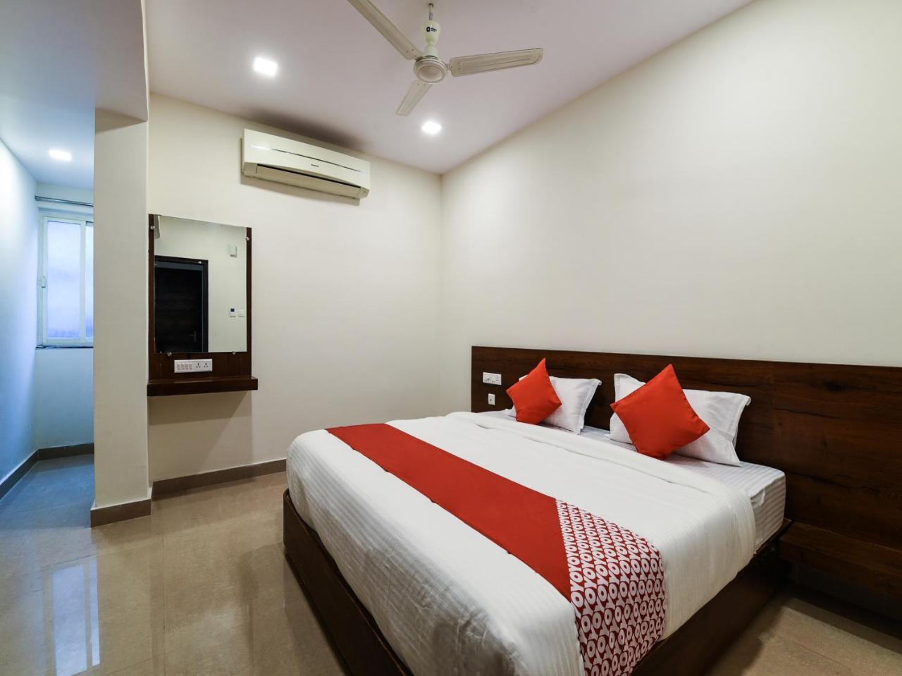 Oyo 12681 Blue Moon Inn Hotel