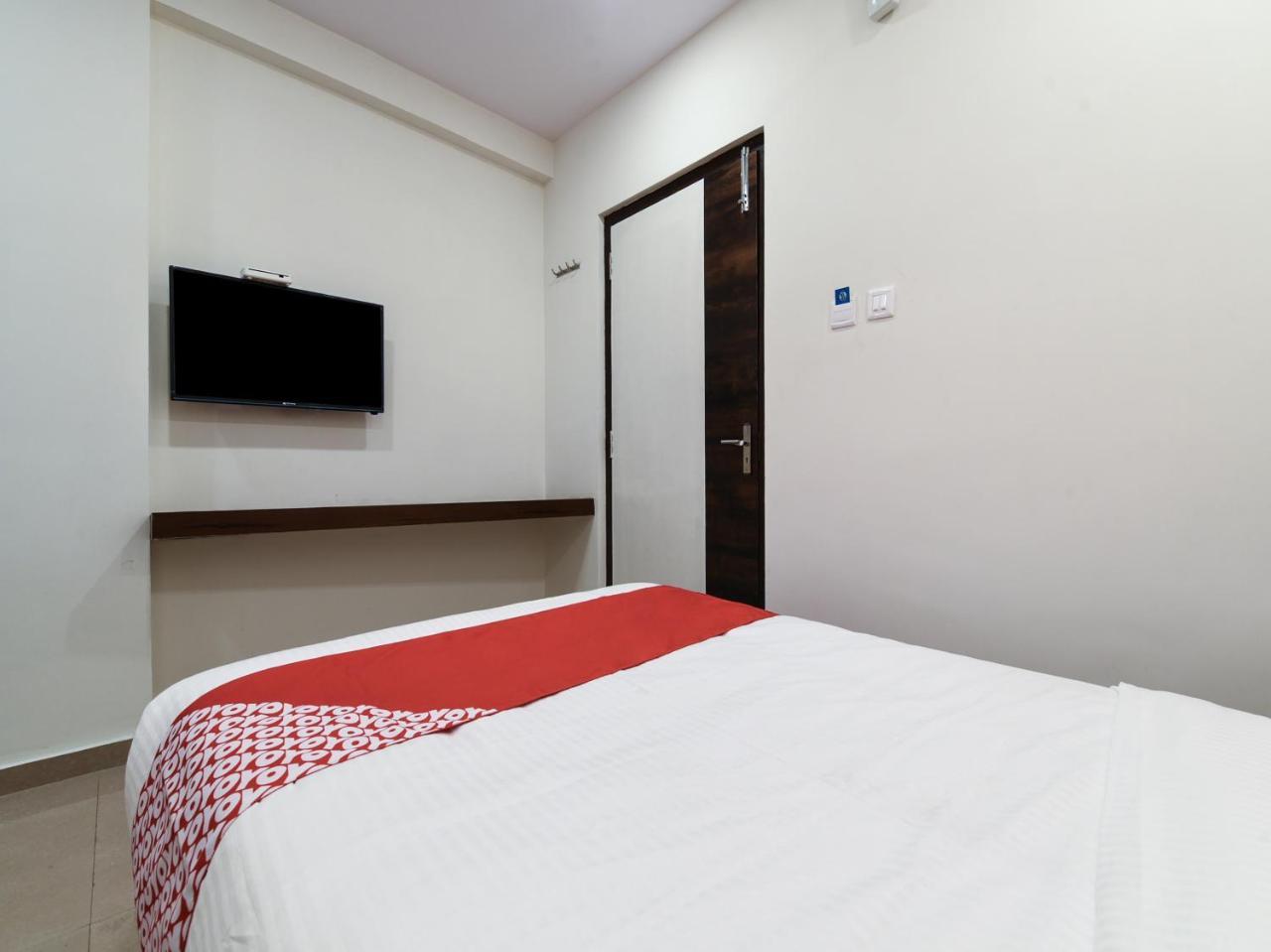 Oyo 12681 Blue Moon Inn