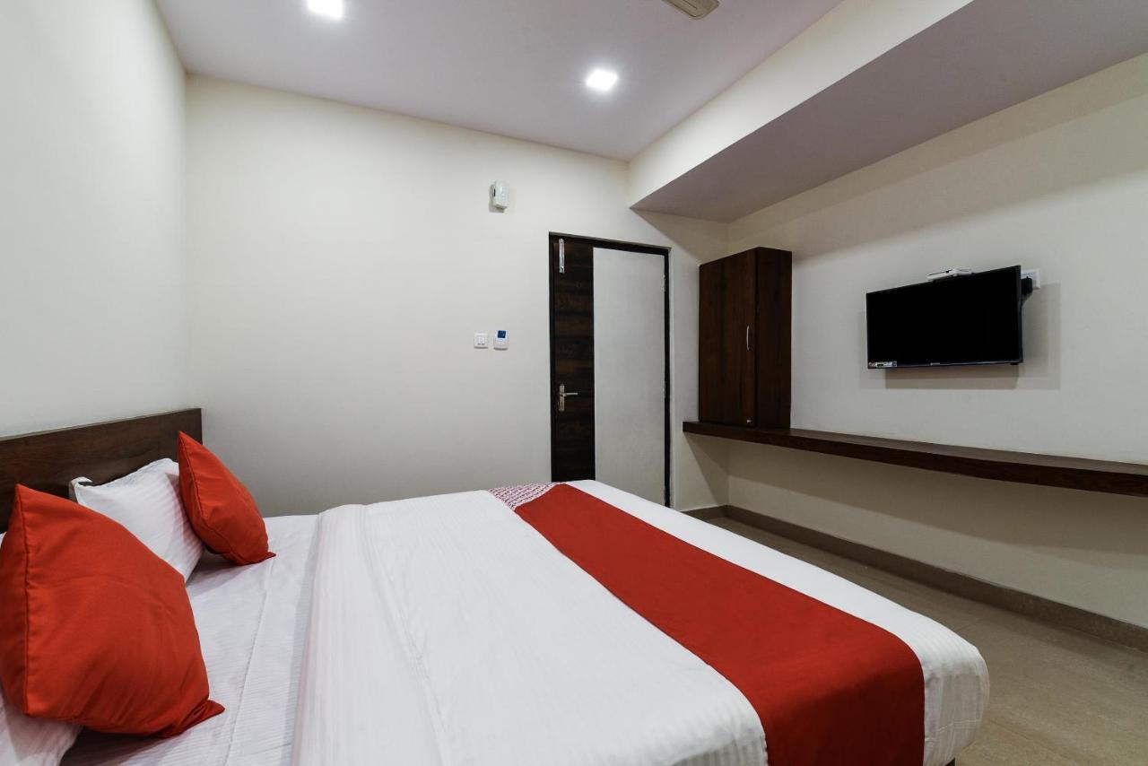 Hotel Oyo 12681 Blue Moon Inn 3*